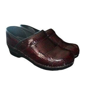 Sanita Womens Burgundy Patent Leather textured Clogs Slip‎ on size 37